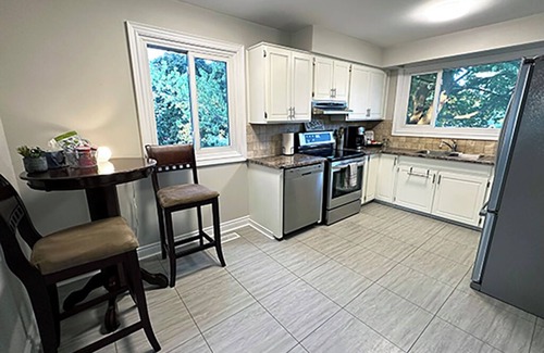 Barrie House | 4 Bed, Walk-Out Bungalow Full Property House - Barrie - sleeps 10
