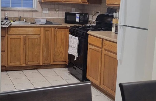 Ampere Apartment | 4 Bedded 3-bedroom apartment tastefully furnished in Newark with AC, WiFi