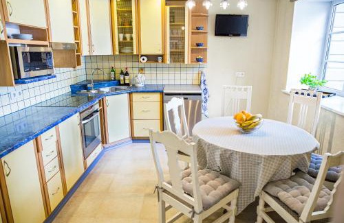Kuressaare Apartment | 4 bedroom 166m2 apartment with sauna in the city 600m from the beach in a quiet family residence