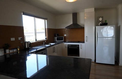 Port Lincoln House | 4 Bedroom 2 Bathroom Elevated & Modern Home - Sweeping views + Free Wifi!