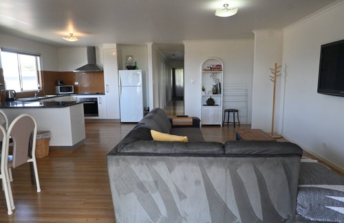 Port Lincoln House | 4 Bedroom 2 Bathroom Elevated & Modern Home - Sweeping views + Free Wifi!