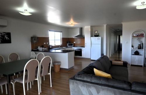 Port Lincoln House | 4 Bedroom 2 Bathroom Elevated & Modern Home - Sweeping views + Free Wifi!