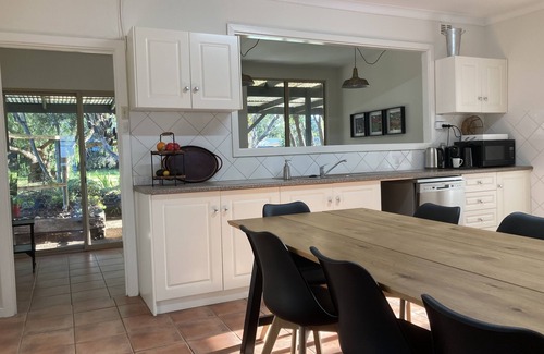 Brownlow Ki House | 4 bedroom 2 Bathroom Aircon beach front Pet Friendly Kingscote/Brownlownwifi