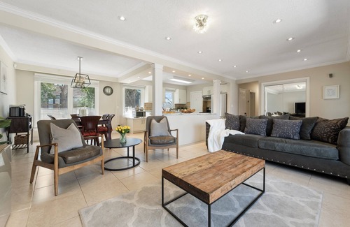 Richmond Hill House | 4 BEDROOM & 3 BATH (sleep 8) cozy bungalow home in Richmond Hill