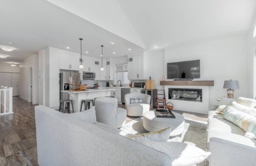 Okanagan-Similkameen House | 4 bedroom, 4 Bathroom on the LakenEnjoy Beach in Summer, Ski in Winter