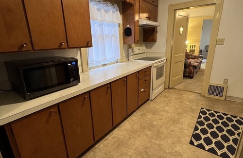 Cedar Rapids - Iowa City House | 4 Bedroom, 6 Bed, 2 Bathroom 2 Story Spacious Home NW Side of CR