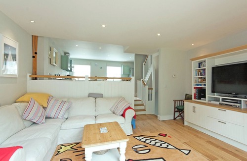 Salcombe Cottage | 4 bedroom accommodation in Coronation Road