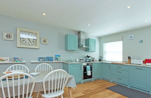 Salcombe Cottage | 4 bedroom accommodation in Coronation Road