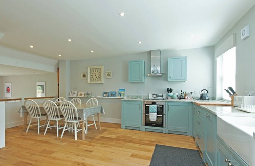 Salcombe Cottage | 4 bedroom accommodation in Coronation Road