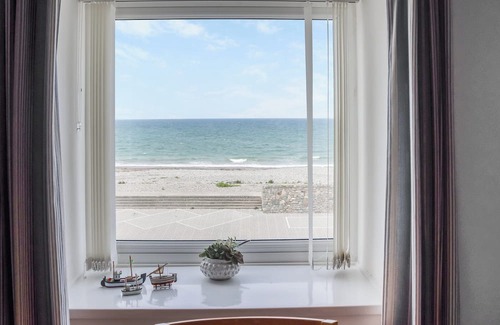 Dinas Dinlle Apartment | 4 bedroom accommodation in Caernarfon