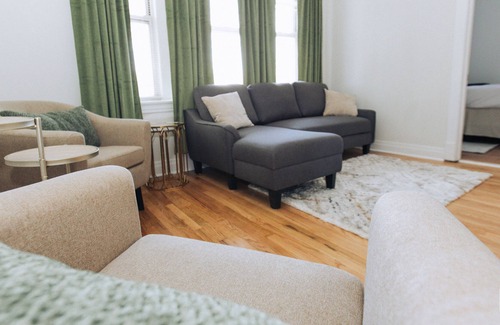 Pulaski Park Apartment | 4 Bedroom Apartment - 10 Minutes from Downtown