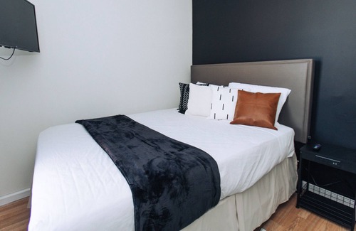 Pulaski Park Apartment | 4 Bedroom Apartment - 10 Minutes from Downtown