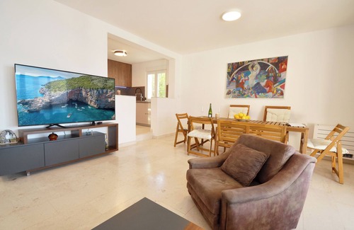 Rose House | 4-bedroom beachfront Villa in peaceful Rose with sea view