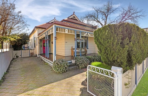 Bendigo House | 4-Bedroom Bliss On McCrae, Central Bendigo
