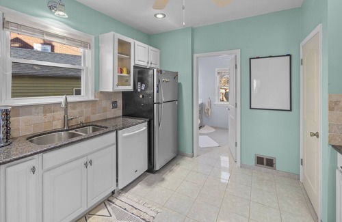 Toledo House | 4 Bedroom Boho Home. 5-10 minutes from all the hot spots!