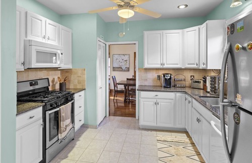 Toledo House | 4 Bedroom Boho Home. 5-10 minutes from all the hot spots!