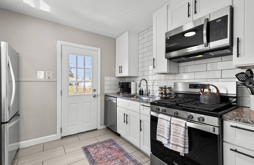 Center Line House | 4 Bedroom Bungalow in the "Heart of Metro Detroit"