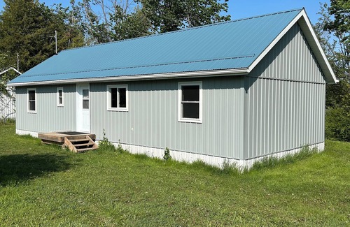 Isaacs Glen Cabin | 4-bedroom cabin in beautiful Kawartha Lakes with AC