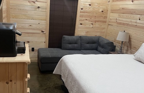 Moscow Cabin | 4 bedroom cabin in gated hunting property-5 minutes from Saracen Casino