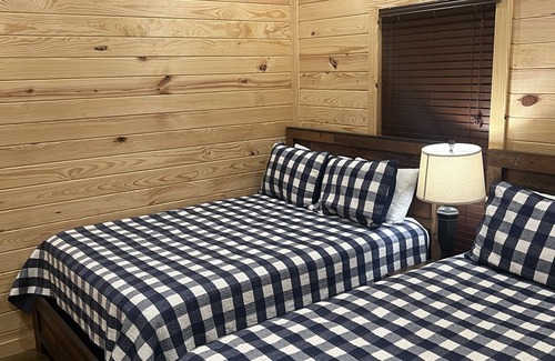 Moscow Cabin | 4 bedroom cabin in gated hunting property-5 minutes from Saracen Casino