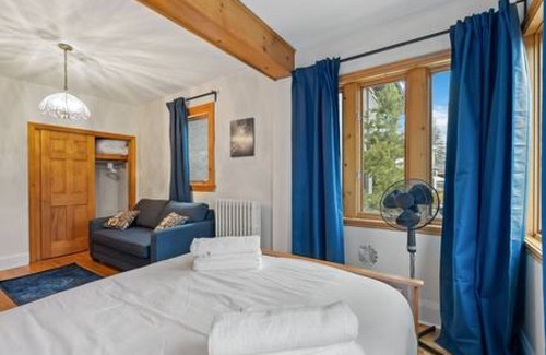 Port Credit House | 4 Bedroom Charm in Port Credit