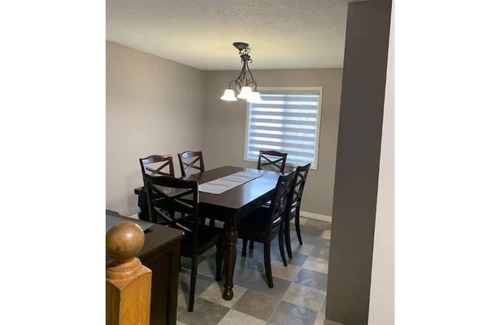 Barrie House | 4 bedroom cozy home with leaving space and Barrie Lakeshore