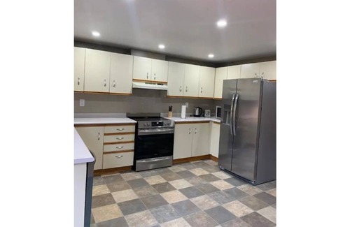 Barrie House | 4 bedroom cozy home with leaving space and Barrie Lakeshore