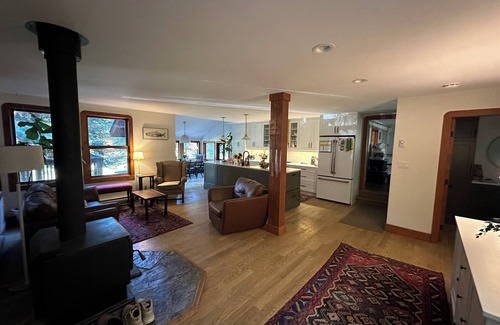 Ymir House | 4-Bedroom Farmhouse with Mountain Views 20 Minutes Away from Nelson, BC