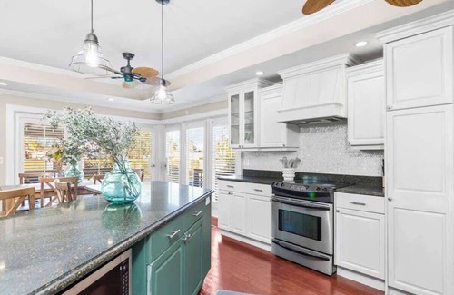 Dade City House | 4 Bedroom Historic House, Pool, Downtown Dade City