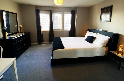 Durham Region House | 4 Bedroom Home Away From Home - 5 mins from Shopping, Activities, & Attractions
