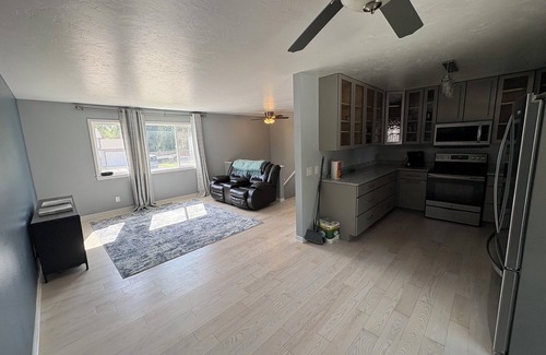 Gillette House | 4 bedroom home close to camplex, airport and shopping