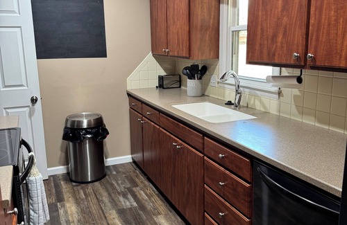 Hutchinson House | 4-bedroom home in Hutchinson with beautiful yard and patio. Pet friendly! Enjoy!