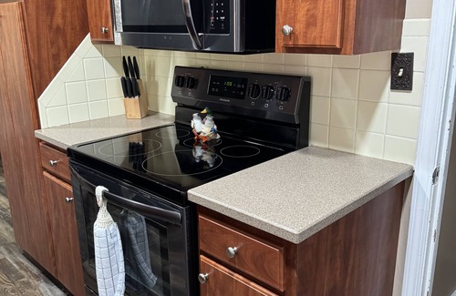 Hutchinson House | 4-bedroom home in Hutchinson with beautiful yard and patio. Pet friendly! Enjoy!