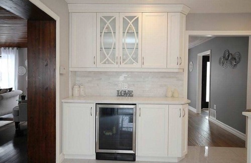 Lincoln House | 4 Bedroom Home with INDOOR Hot Tub and Pool in Wine country-Niagara Benchlands!
