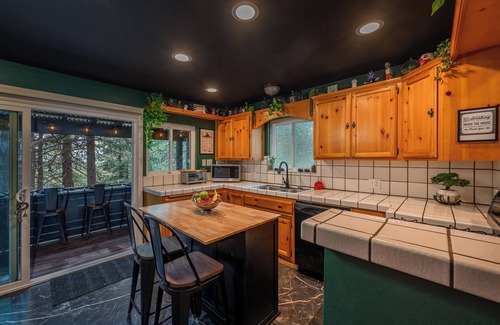 Running Springs Cabin | 4-bedroom Horror Themed Cabin in the Woods!nA Fun, Unique & Immersive Experience