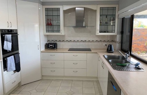 Port Macquarie House | 4 Bedroom House situated on the Canals @ Port Macquarie close to Shopping/Dining