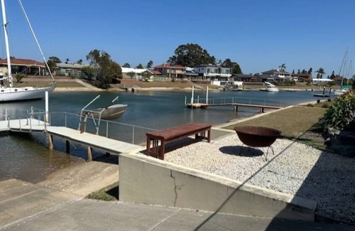 Port Macquarie House | 4 Bedroom House situated on the Canals @ Port Macquarie close to Shopping/Dining