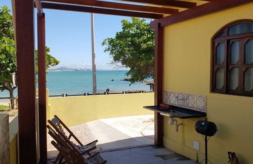 Vila Guaibura House | 4-bedroom house facing the sea in Enseada Azul