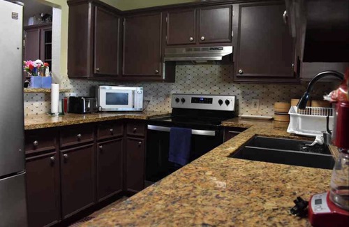 Alvin House | 4-bedroom house in awesome Alvin with AC, WiFi, 2 full bath, plenty of parking!