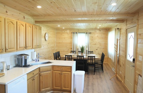 Mongo House | 4-bedroom house in terrific Orland with AC, WiFi. Enjoy your stay