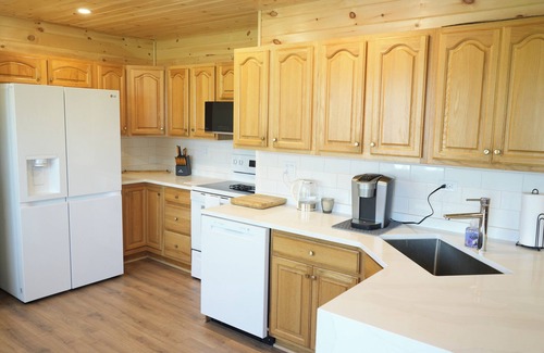 Mongo House | 4-bedroom house in terrific Orland with AC, WiFi. Enjoy your stay