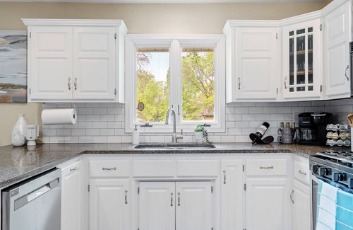 Plymouth House | 4-bedroom house in peaceful Minneapolis with AC, WiFi