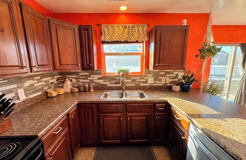 Springville House | 4 Bedroom House w/Garage, Office, Parks, Mountains, Recreation & Shopping
