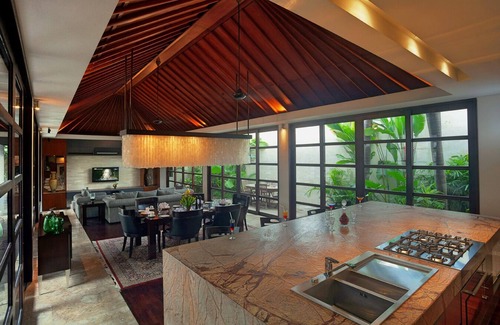 Bukit Villa | 4 Bedroom Jimbaran Luxe Pool Villa, Housekeeping Staff Service, Breakfast!