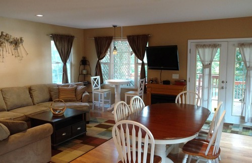Brooklyn House | 4-Bedroom Lakehouse with Hottub and Sand Beach - Pet Friendly!