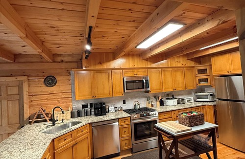 Senoia Cabin | 4-bedroom log cabin in charming Senoia with AC, WiFi. Enjoy a cozy retreat.