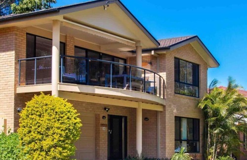 Forster House | 4 Bedroom modern house opposite Wallis Lake