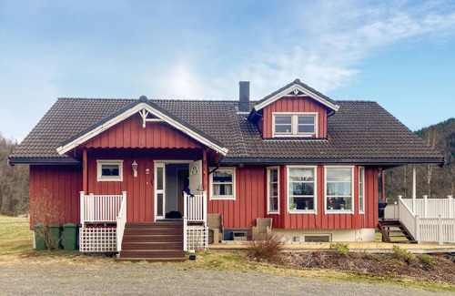 Flornes House | 4 bedroom nice home in Flornes