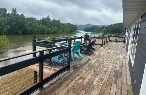 Van Buren House | 4-bedroom RIVER FRONT home located on the beautiful Current River in Van Buren