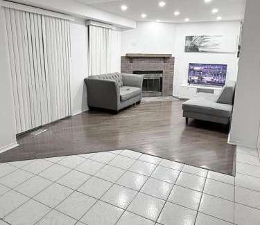 Erin Mills House | 4 Bedroom Spacious Retreat near Key Attractions